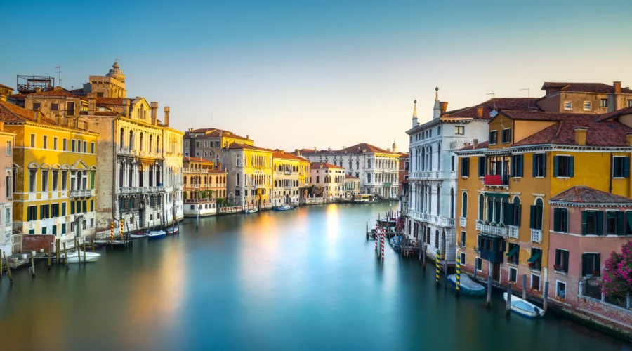 Image du magnifique coucher de soleil sur les canaux de Venise