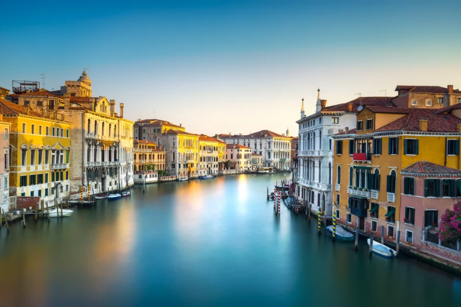 Image du magnifique coucher de soleil sur les canaux de Venise