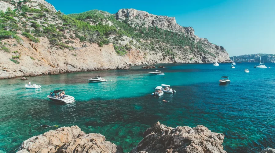 Baie spectaculaire à Majorque, avec des eaux cristallines et des montagnes environnantes.