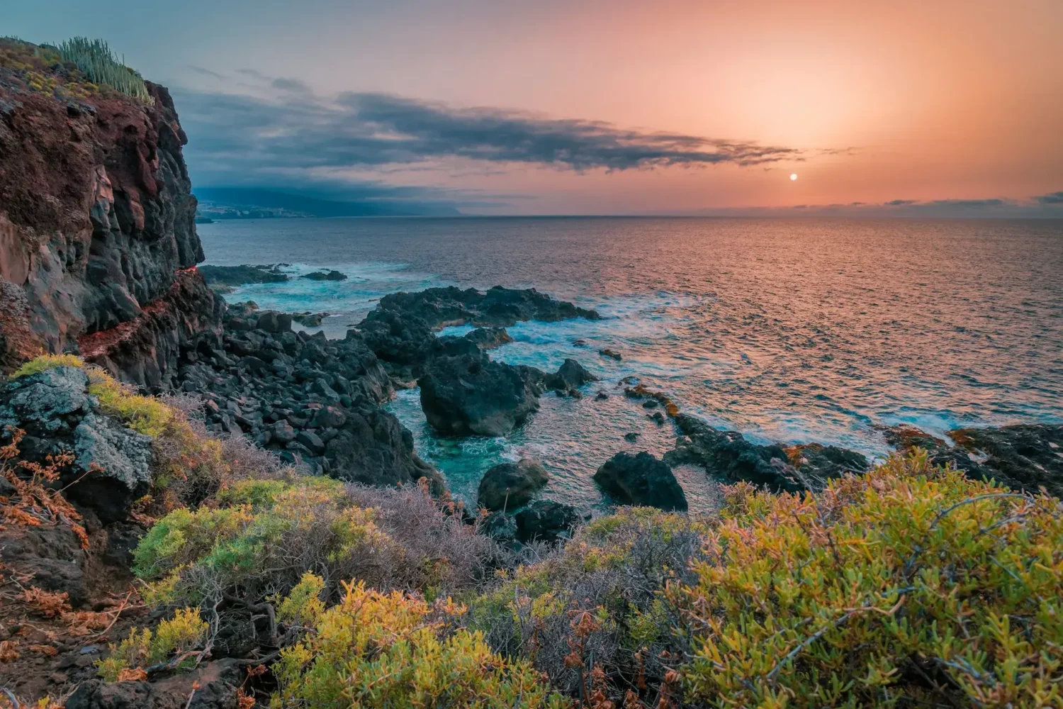 Coucher de soleil spectaculaire sur la rive de Tenerife, offrant une vue imprenable sur l'océan Atlantique.