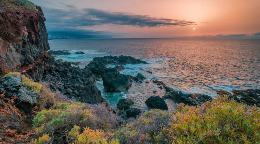 Coucher de soleil spectaculaire sur la rive de Tenerife, offrant une vue imprenable sur l'océan Atlantique.