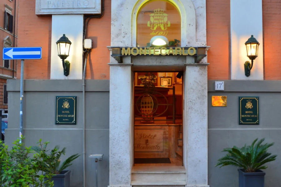 Façade de l'hôtel Montecarlo à Rome, avec une entrée vitrée
