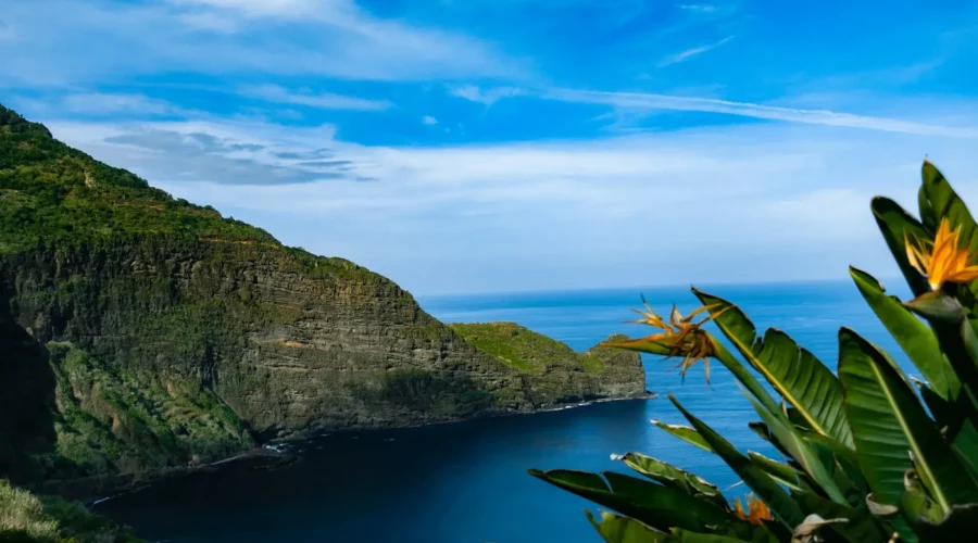 Forteresse de Faial, Madère, avec une vue imprenable sur la mer et les montagnes.