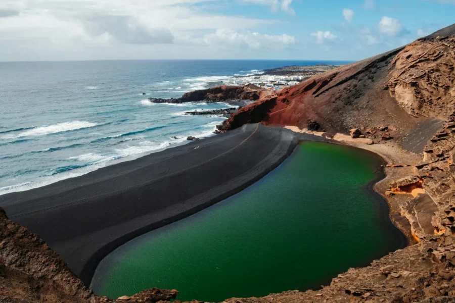 Lac vert d'El Golfo, Lanzarote, avec une eau d'un vert éclatant.