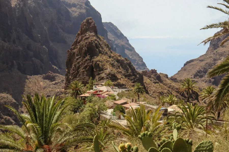 Village pittoresque de Masca, niché dans les montagnes de Tenerife, offrant une vue imprenable sur les vallées environnantes.
