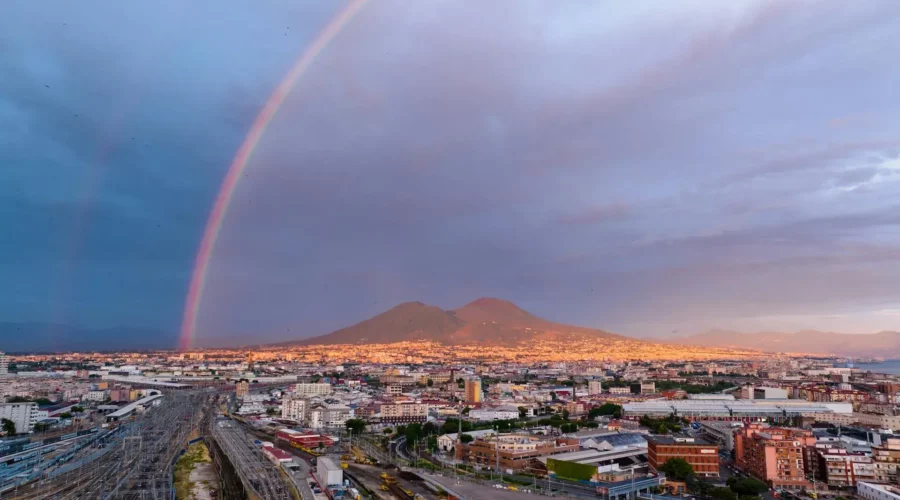 Arc-en-ciel au-dessus du Vésuve à Naples