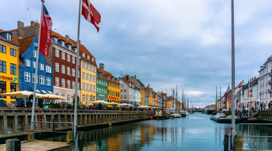 Canal et rues animées de Copenhague