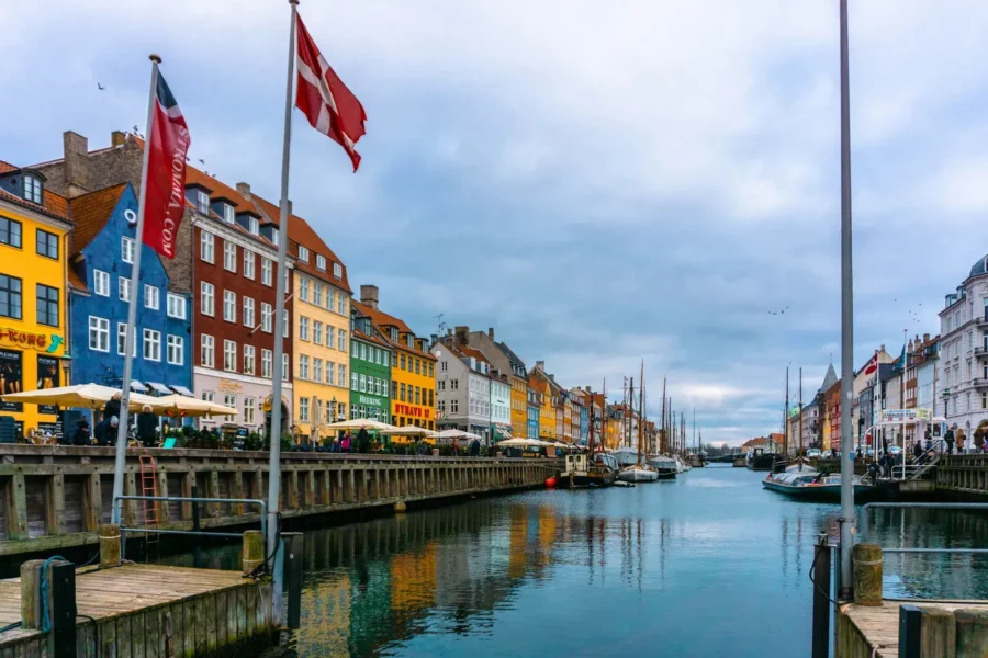 Canal et rues animées de Copenhague