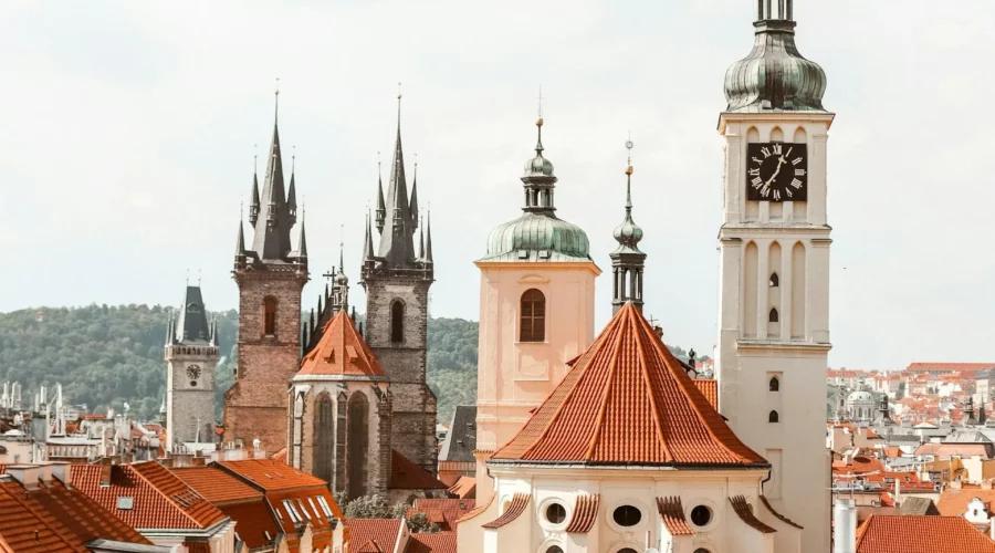 Les tours de l'église de Tyn à Prague