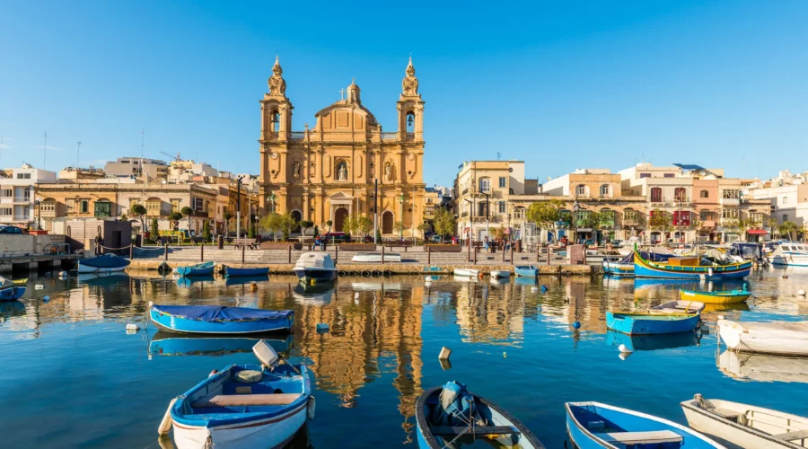 Paysage de Malte avec bateau typique