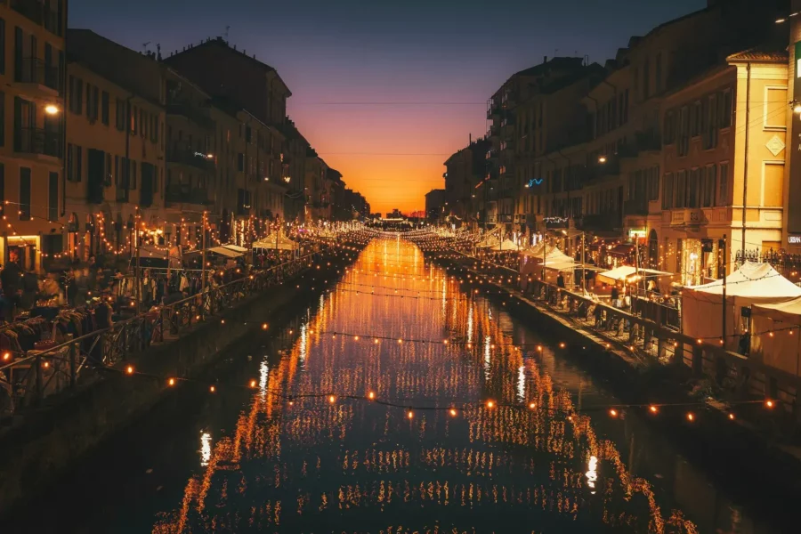 Quartier animé d'Alzaia Naviglio Grande à Milande nuit