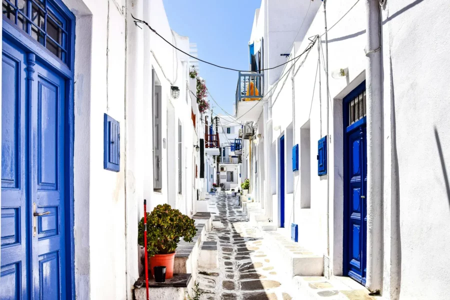 Rue étroite avec porte bleue à Mykonos, Grèce