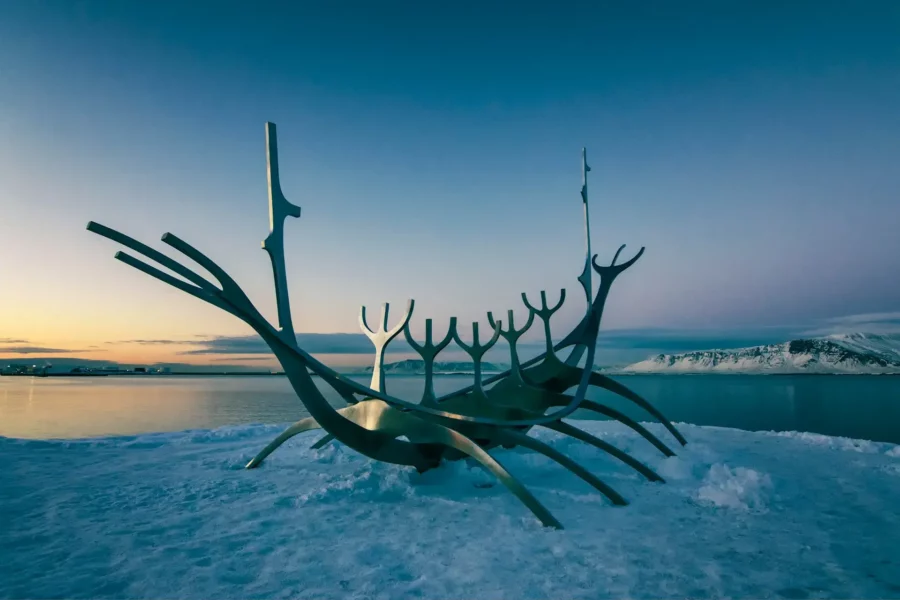 Sculpture "Le Voyageur du Soleil" en Islande