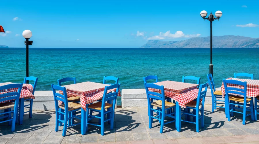 Tables avec vue sur la mer à Kissamos, Crète