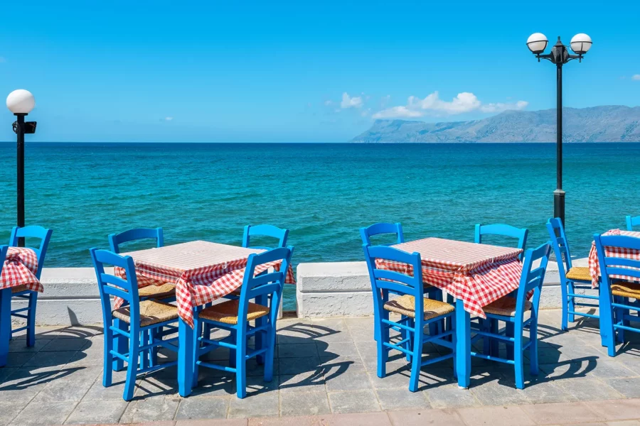 Tables avec vue sur la mer à Kissamos, Crète