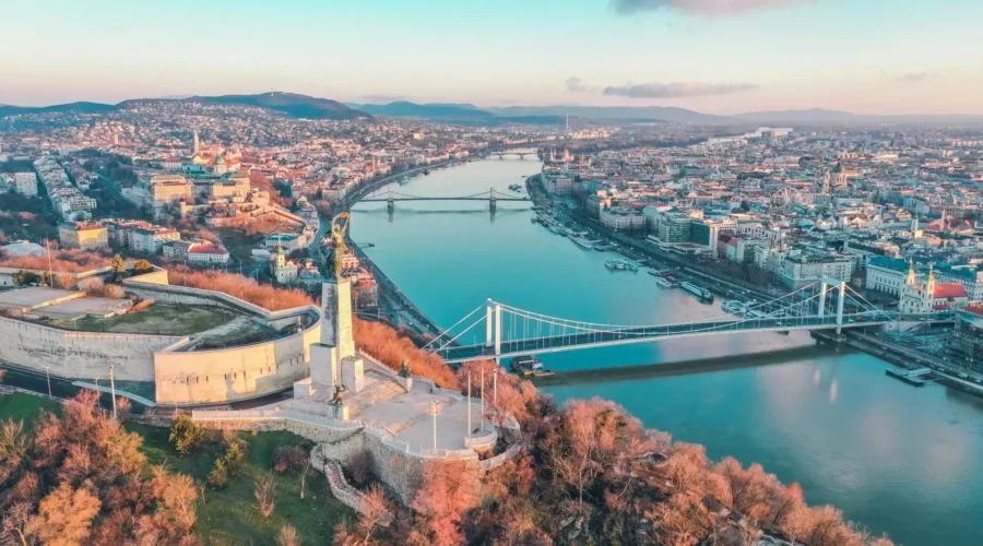 Vue aérienne de Budapest et du Danube