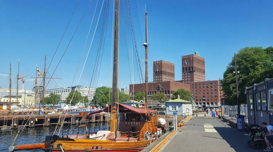 Vue du port sur l'hôtel de ville d'Oslo