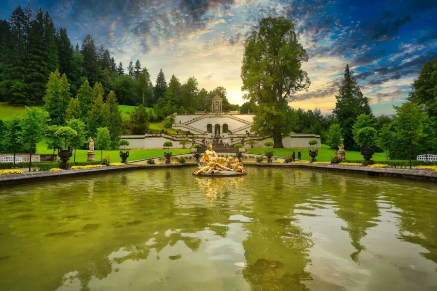 Vue sur l'étang et le jardin du palais de Linderhof