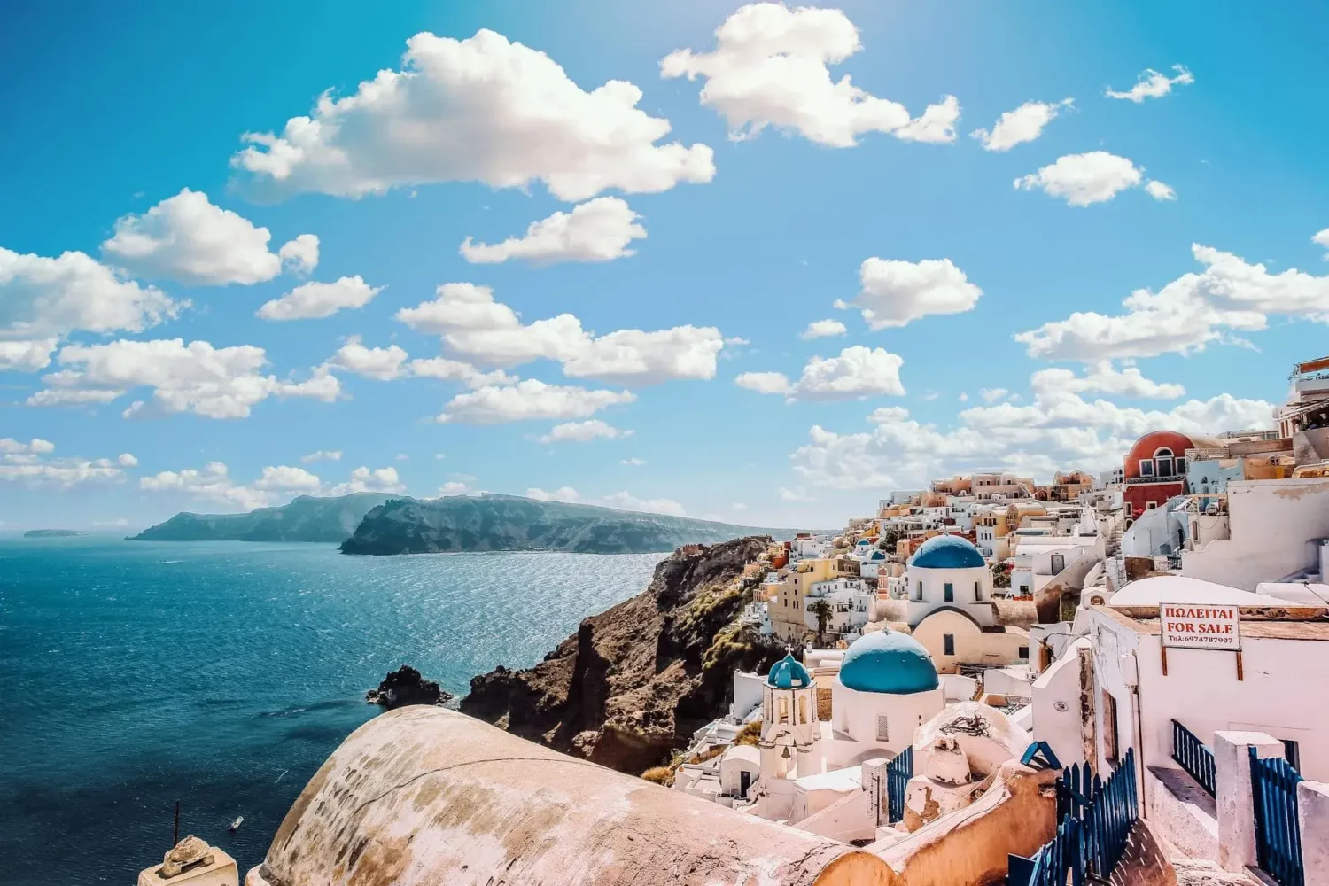 Vue sur les maisons blanches de Santorin, Grèce