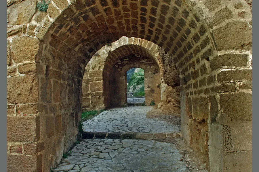 Arche voûtée et passage sous le château de Suze-la-Rousse, Drôme, France
