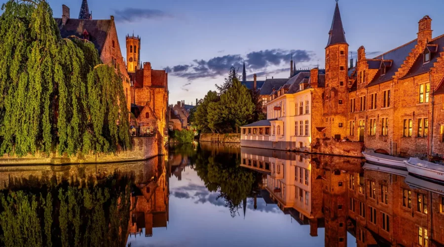 Bâtiment en brique et canal de Bruges de nuit, Belgique