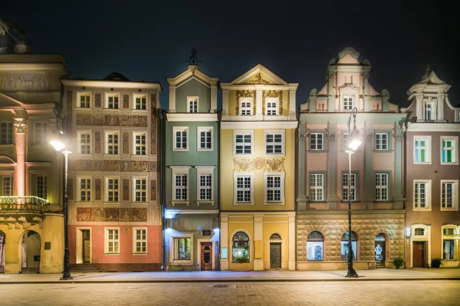 Bâtiment Old Market Square à Poznan, Pologne, de nuit
