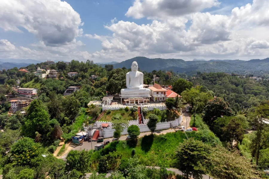 Géante statue de Bouddha au temple Bahirawakanda Vihara, Sri Lanka