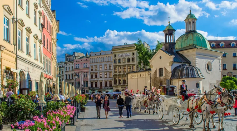 Grande place de Cracovie avec des calèches