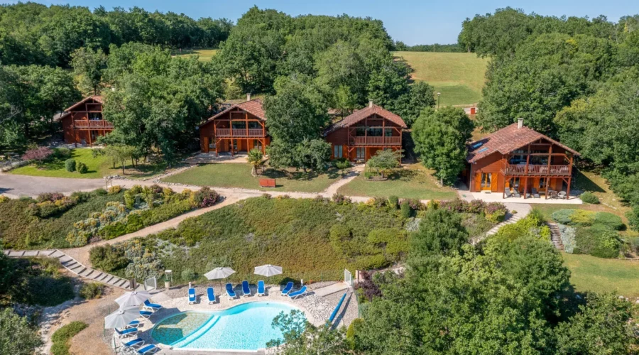 Maisons et piscine du Souillac Golf & Country Club, Dordogne, France