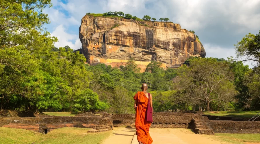 Moine bouddhiste et le Sigiriya, Sri Lanka