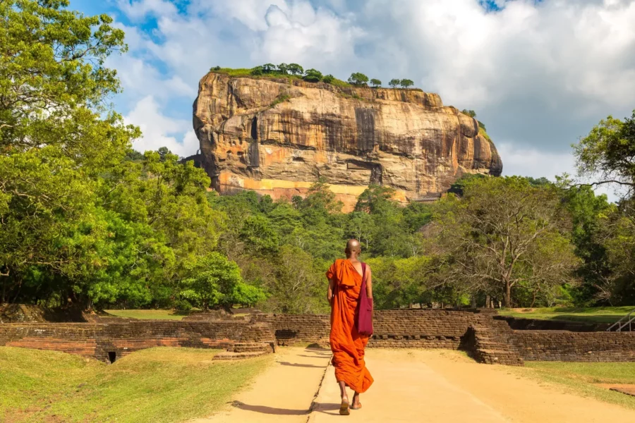 Moine bouddhiste et le Sigiriya, Sri Lanka