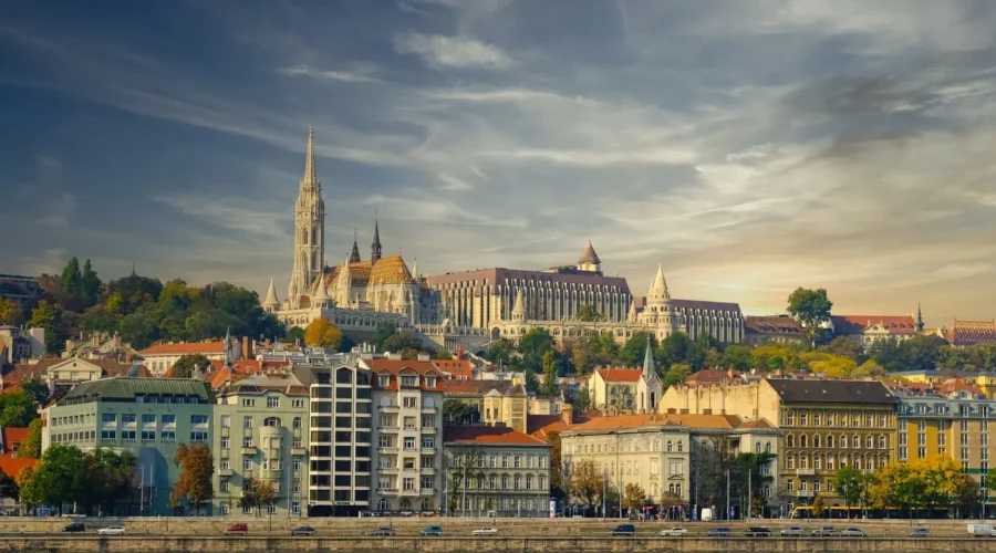 Panorama de Budapest avec l'église Notre-Dame-de-l'Assomption de Budavár, Hongrie