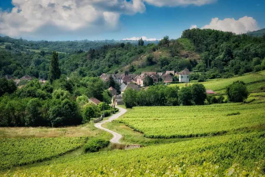 Paysage verdoyant avec un village en Bourgogne, France