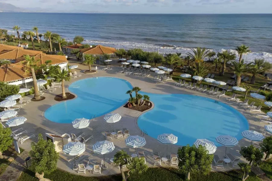 Piscine et plage du Grand Palladium Sicilia Resort & Spa en Italie, avec vue sur la mer et les jardins.