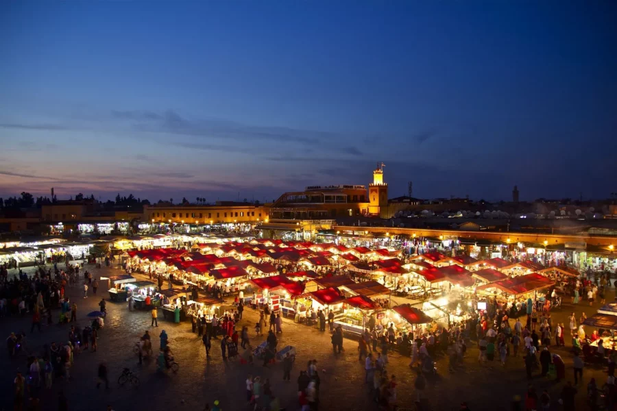 Place Jemaa el-Fna de nuit à Marrakech, vue générale avec foule, lumières et étals de nourriture.