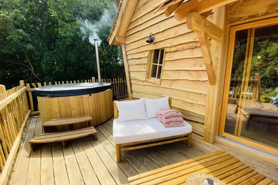 Une terrasse et un spa privatif pour se détendre en toute intimité.