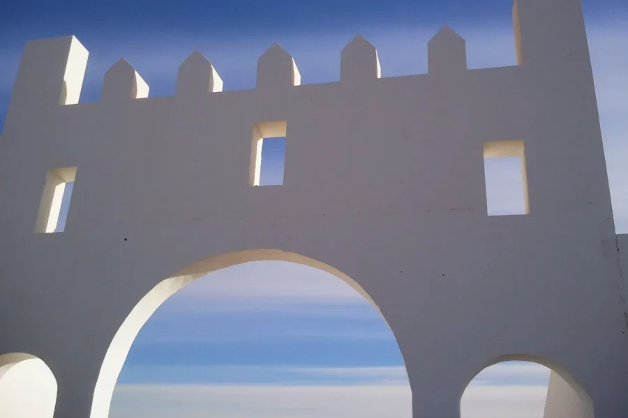 Arche Voûtée Blanche dans le Désert de Tozeur, Tunisie