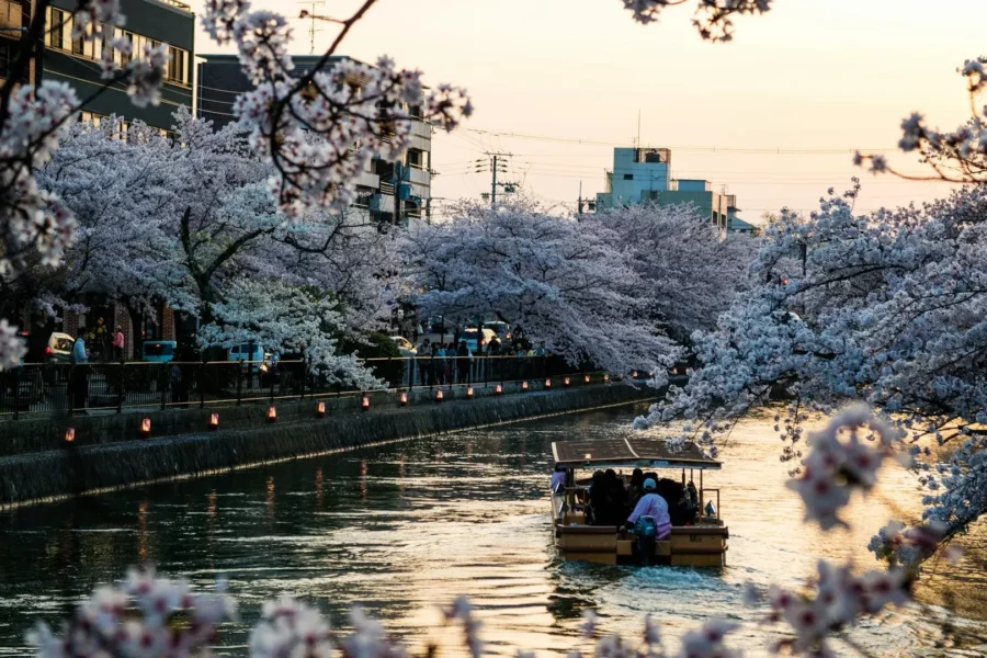 Bateau sur un canal à Kyoto, Japon