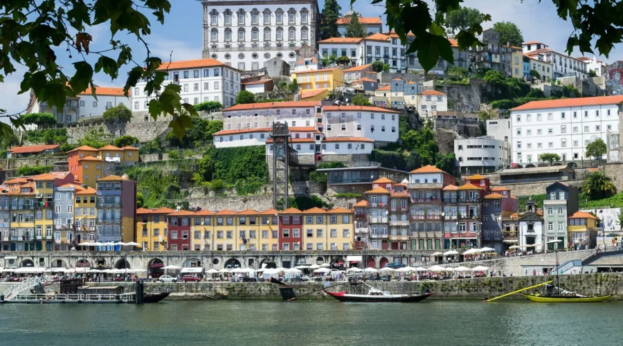 Centre-ville de Porto avec le fleuve Douro en arrière-plan, Portugal