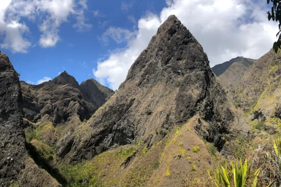 Cirque de Mafate depuis un sentier de randonnée à l'île de La Réunion