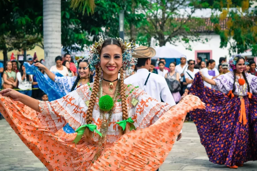 Costaricienne dansant en tenue typique