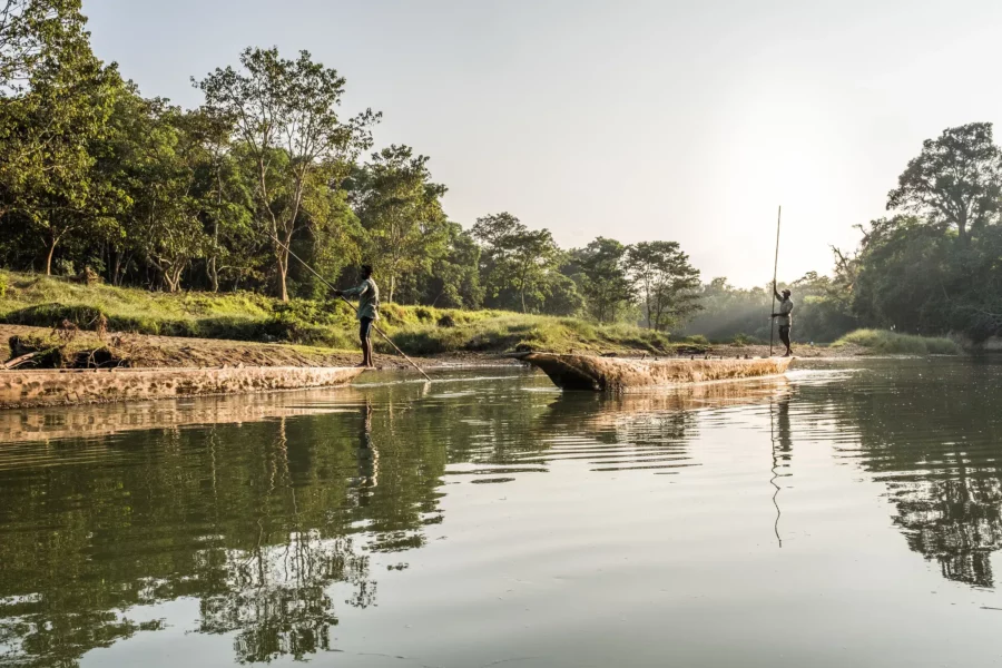 Guide local en canoë sur la rivière Bhude Rapti à Chitwan, Népal
