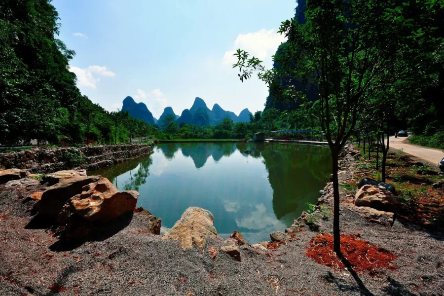 Lac et montagne en fond à Yangshuo, Chine