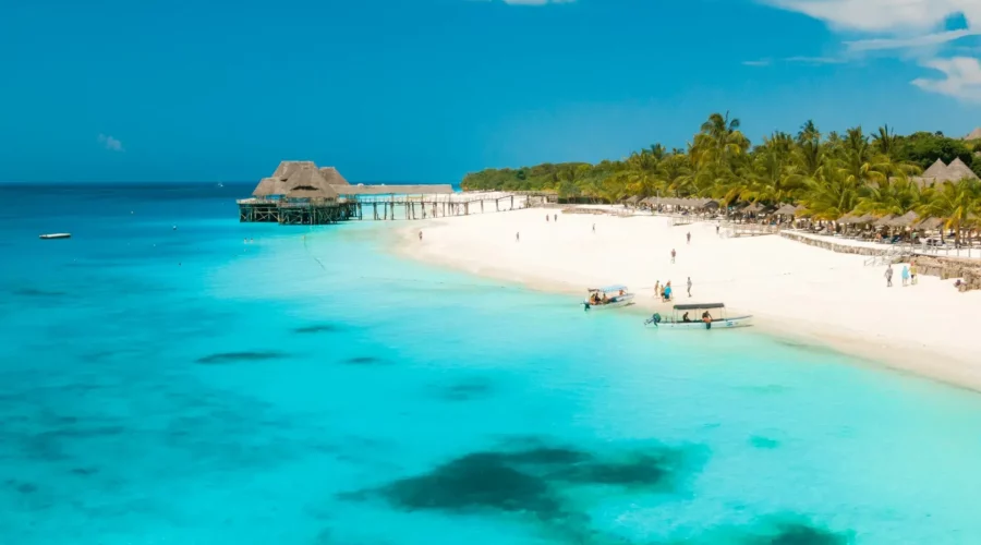 Panorama d'une plage paradisiaque à Zanzibar, Tanzanie