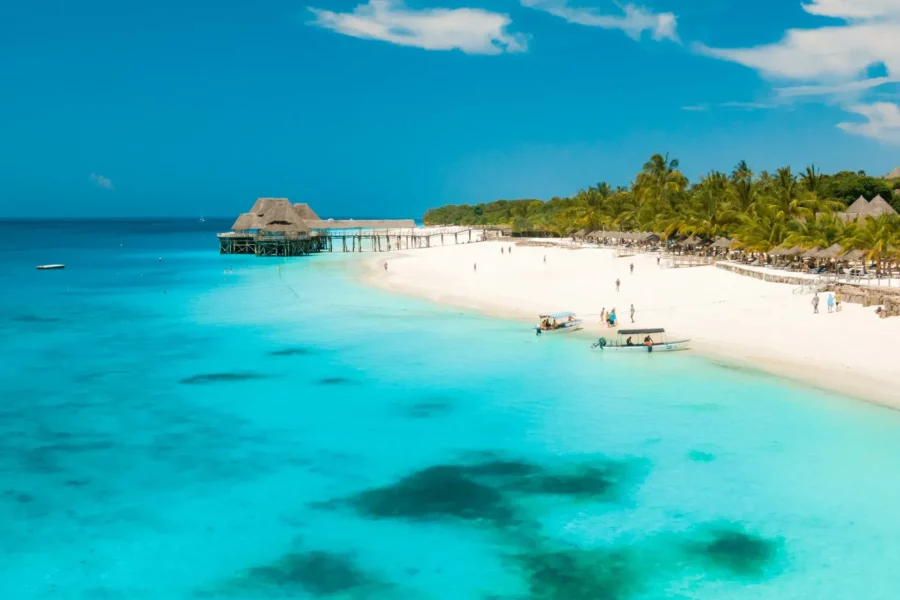 Panorama d'une plage paradisiaque à Zanzibar, Tanzanie