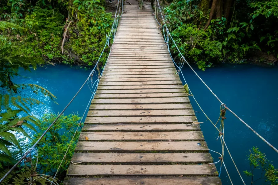 Pont en bois traversant la rivière Tenorio, Costa Rica
