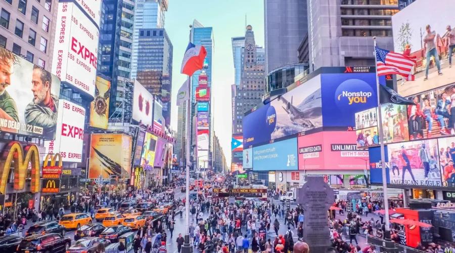 Quartier de Times Square animé à New York, États-Unis