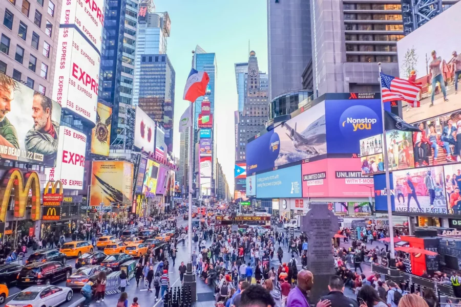 Quartier de Times Square animé à New York, États-Unis
