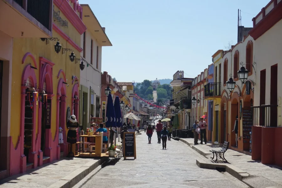 Rue animée de San Cristobal de las Casas, Mexique