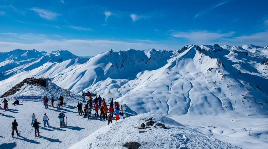 Skieurs prêts à descendre une piste à La Rosière